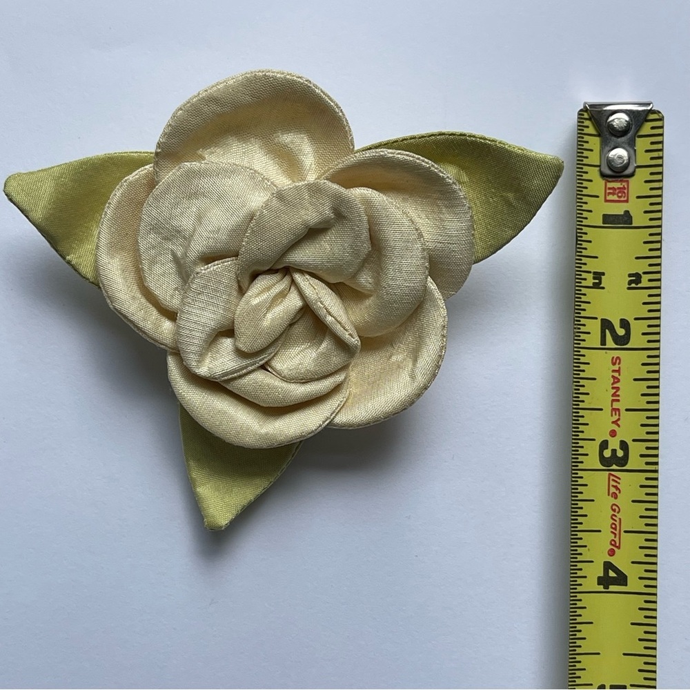 Flower Brooch Pin Easter Wedding Cream Green Silk Feminine Ladylike - Picture 6 of 6